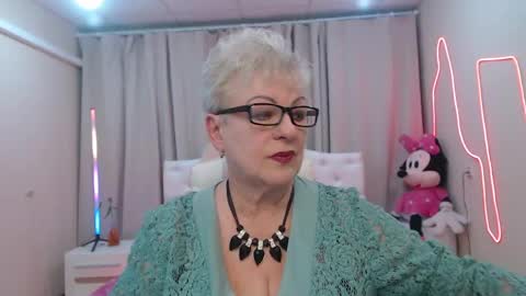 kaylesmoll online show from May 19, 6:37 pm