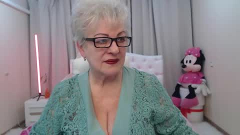 kaylesmoll online show from May 1, 6:33 pm