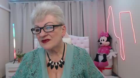kaylesmoll online show from May 15, 6:43 pm