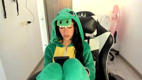 kaylie online show from November 19, 11:10 am