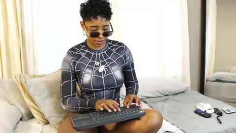 kelly__thomson online show from May 19, 1:18 pm