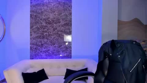  K E N D R A  online show from March 11, 4:06 am