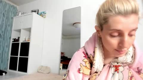 Kenzie online show from November 16, 2:39 pm