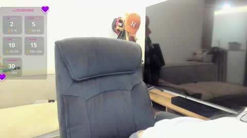 Snapshot of keyn_laurent_ chatting on December 3, 12:11 am Laura online show from December 3, 12:11 am