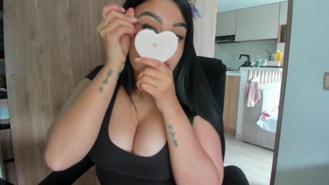 Snapshot of keyn_laurent_ chatting on February 3, 9:18 pm Laura online show from February 3, 9:18 pm