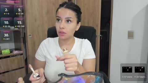 Snapshot of keyn_laurent_ chatting on December 26, 12:14 am Laura online show from December 26, 12:14 am