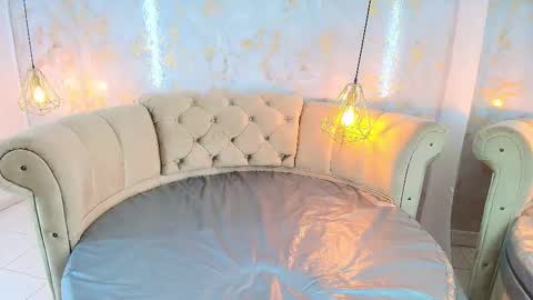 Khloe online show from February 22, 12:39 pm