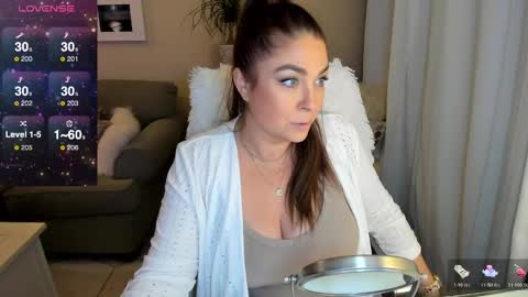 Kiera Reines online show from December 21, 2:52 am