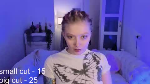 Kiki online show from November 18, 1:34 pm