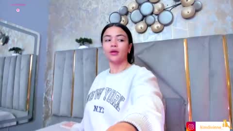 Snapshot of kimdevinne chatting on October 4, 3:23 am KIM online show from October 4, 3:23 am