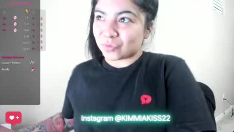 Snapshot of kimmiakiss22 chatting on January 1, 11:29 pm Kimmi online show from January 1, 11:29 pm