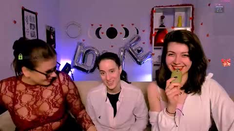 kitniss online show from February 14, 8:33 pm