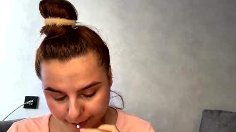 Ellaiza online show from March 22, 11:16 am