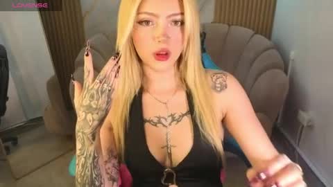 kitty_fox_b online show from May 6, 8:13 pm