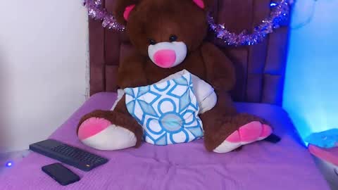 Snapshot of kloe_28 chatting on December 7, 1:03 am Kloe online show from December 7, 1:03 am