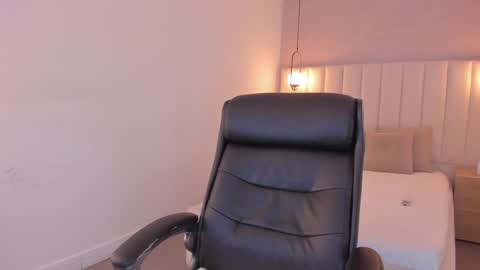 Snapshot of kosmic_21 chatting on December 24, 12:00 pm K O S M I C online show from December 24, 12:00 pm