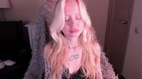 kris_grant online show from October 28, 11:38 am