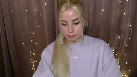 KristyFlowers online show from December 19, 4:35 pm