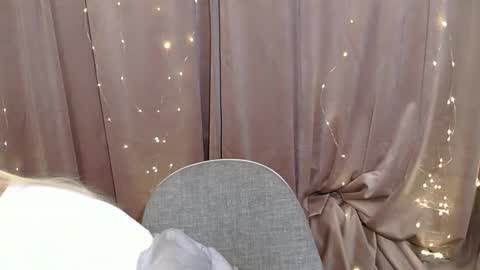 KristyFlowers online show from December 9, 5:19 pm