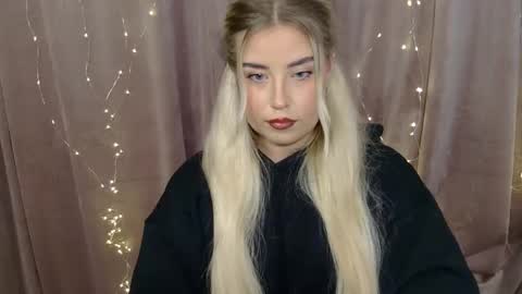 KristyFlowers online show from December 15, 7:31 pm