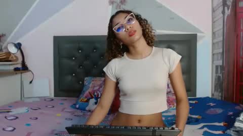 kylie_jenner18 online show from March 23, 9:54 pm