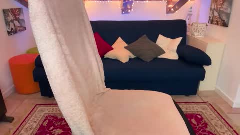 Kylie  online show from February 8, 3:16 pm