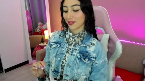 Snapshot of kymgiraldo8 chatting on January 12, 8:25 am Kym Giraldo online show from January 12, 8:25 am