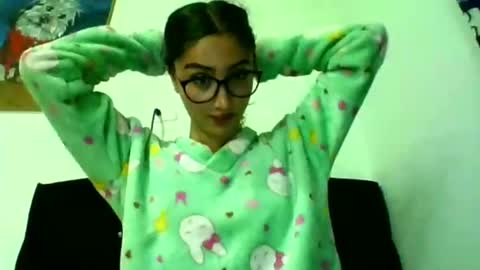 Snapshot of kymgiraldo8 chatting on December 12, 10:34 am Kym Giraldo online show from December 12, 10:34 am