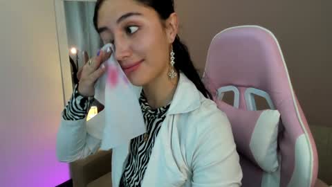 Snapshot of kymgiraldo8 chatting on January 9, 6:27 am Kym Giraldo online show from January 9, 6:27 am