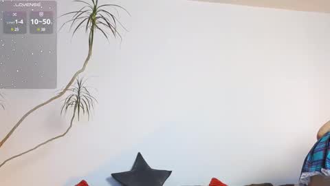 Snapshot of l1ttle_kiki chatting on March 8, 3:33 pm Viktoria White online show from March 8, 3:33 pm