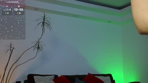 Snapshot of l1ttle_kiki chatting on February 6, 3:31 pm Viktoria White online show from February 6, 3:31 pm