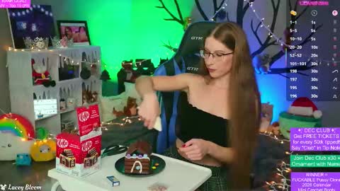 Lacey Bloom online show from December 18, 2:16 am