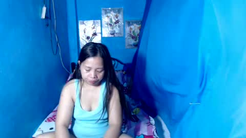 lady_in_bed69 online show from May 17, 9:47 pm