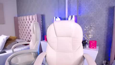 Laila Stilwills online show from June 26, 10:33 pm