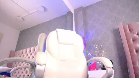 Laila Stilwills online show from June 25, 10:22 pm