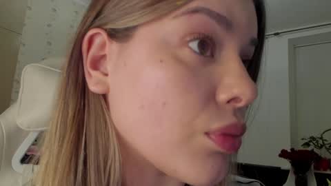 Snapshot of lana_rosy chatting on January 25, 6:32 pm Alana online show from January 25, 6:32 pm
