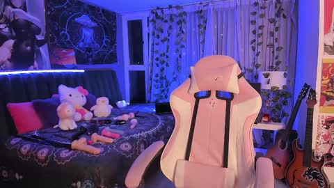 L A N A  online show from December 10, 11:40 pm