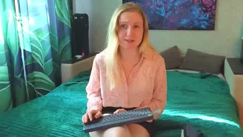 LanaviSmith online show from May 25, 6:12 am
