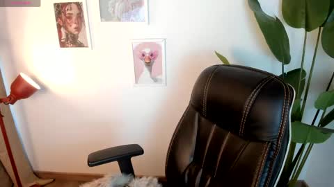 laukyubey1 online show from May 9, 9:06 pm