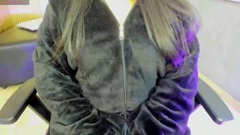 laulin_tay online show from May 22, 3:37 am