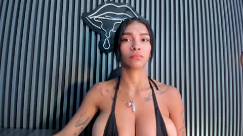 Snapshot of laura_aristizabal_19 chatting on January 20, 1:11 pm Laura online show from January 20, 1:11 pm