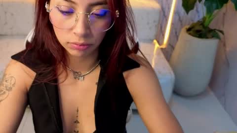 laura_b_ online show from May 23, 4:00 am