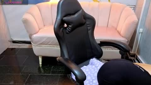 laura_b_ online show from May 3, 3:54 am