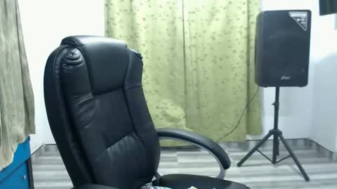 CALL ME LOVE  LAURA online show from May 14, 4:51 am