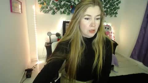 laura evans  online show from September 22, 3:32 pm