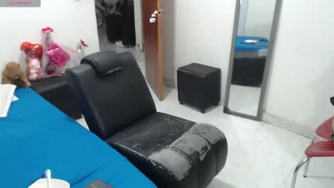 laura_foxx2379 online show from October 21, 1:20 am