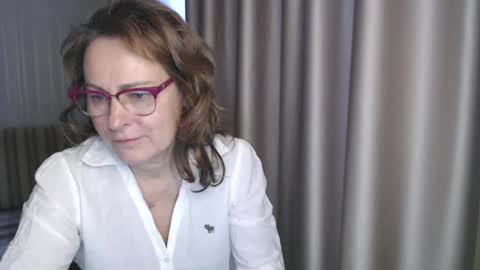 Lauraoven1 online show from January 6, 7:52 am