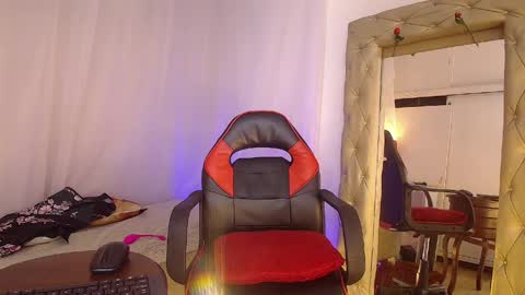 Laura Sofia online show from May 4, 1:37 pm