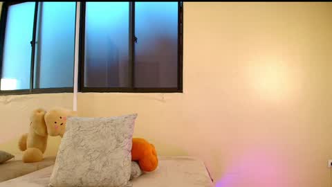 Snapshot of lauren_gil_ chatting on January 14, 11:05 pm 1 online show from January 14, 11:05 pm