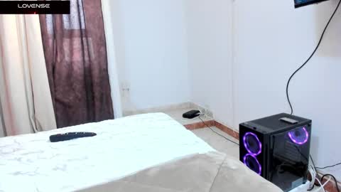 laurencurve online show from September 12, 12:12 pm